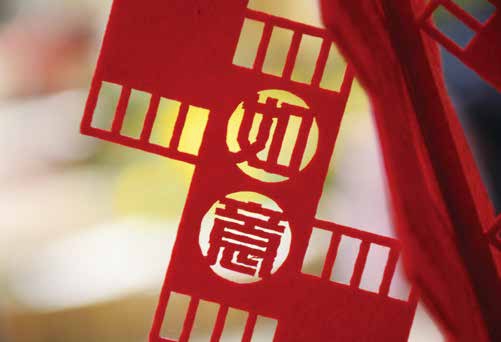 生活破破烂烂，但总有人缝缝补补