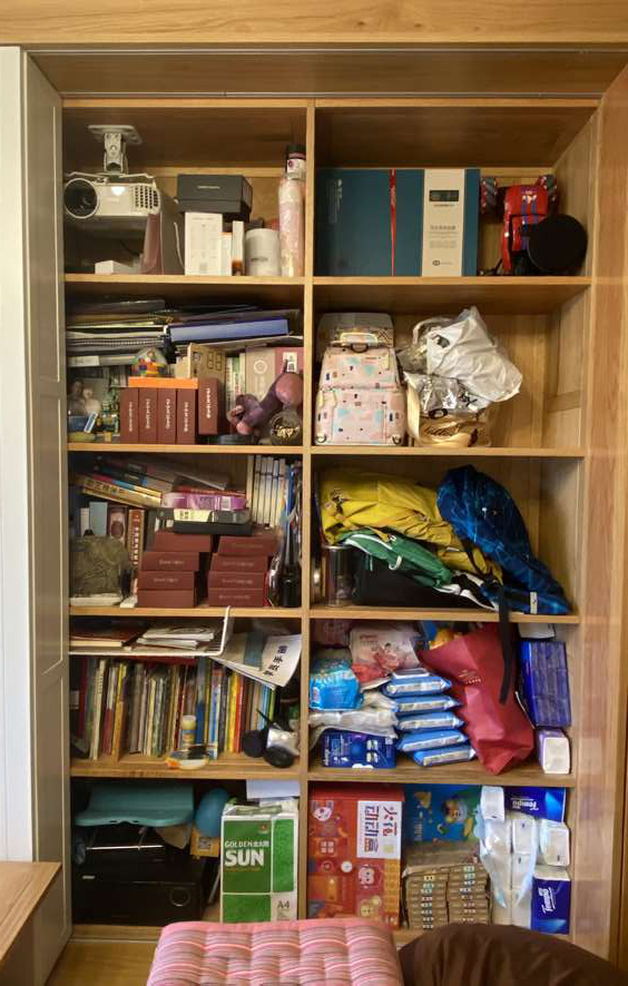 ▲图3-1a 服务案例 整理前的书柜