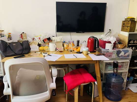 ▲图6-27 服务案例 书桌是功能型家具，旁边的书柜则是容器型家具
